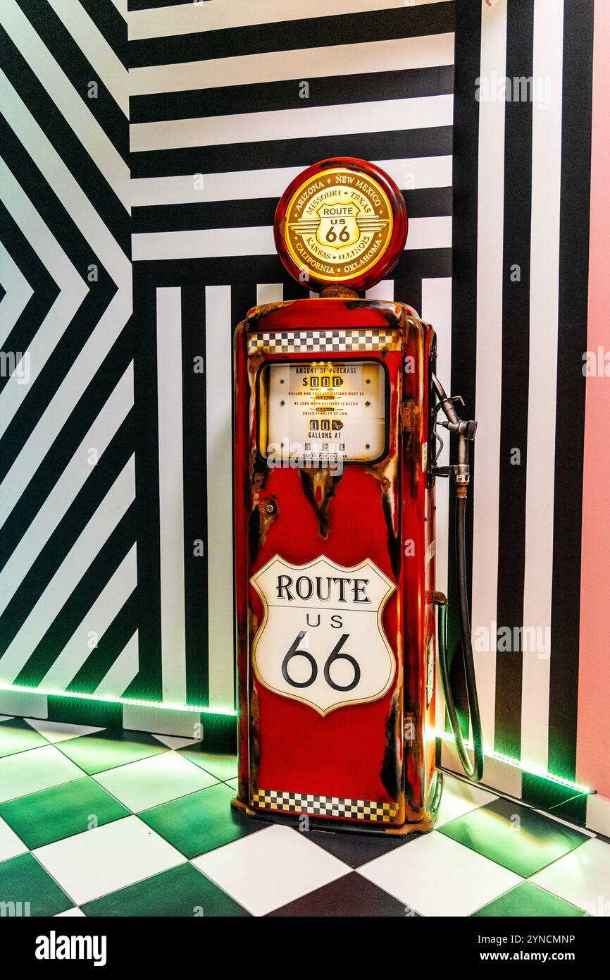 Route 66 pompa di gas vintage all'interno dei colorati interni del Vice City Hostel, Wroclaw, Polonia Foto Stock