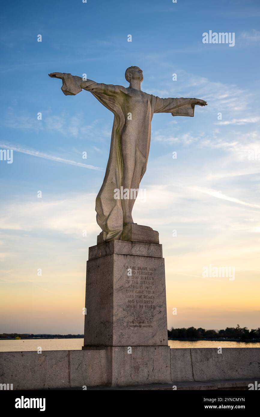 Women's Titanic Memorial Washington DC // WASHINGTON DC - il Women's Titanic Memorial si trova nel Washington Channel Park lungo il Southwest Waterfront. Scolpito da Gertrude Vanderbilt Whitney e dedicato nel 1931, il memoriale reca l'iscrizione: "AGLI UOMINI CORAGGIOSI CHE PERIRONO NEL RELITTO DEL TITANIC il 15 APRILE 1912 DIEDERO LA VITA CHE DONNE E BAMBINI POTESSERO ESSERE SALVATI ERETTI DALLE DONNE D'AMERICA". La figura di granito rosso di 13 piedi è stata spostata dalla sua posizione originale vicino al P Street Bridge al suo sito attuale nel 1968. Foto Stock