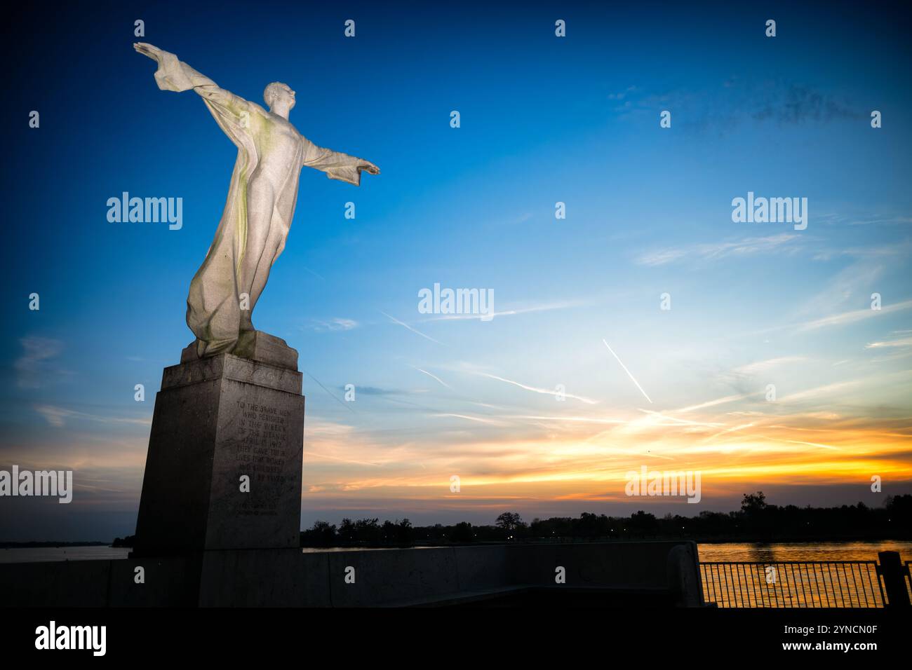 Titanic Memorial Sculpture Washington DC // WASHINGTON DC - il Women's Titanic Memorial si trova nel Washington Channel Park lungo il Southwest Waterfront. Scolpito da Gertrude Vanderbilt Whitney e dedicato nel 1931, il memoriale reca l'iscrizione: "AGLI UOMINI CORAGGIOSI CHE PERIRONO NEL RELITTO DEL TITANIC il 15 APRILE 1912 DIEDERO LA VITA CHE DONNE E BAMBINI POTESSERO ESSERE SALVATI ERETTI DALLE DONNE D'AMERICA". La figura di granito rosso di 13 piedi è stata spostata dalla sua posizione originale vicino al P Street Bridge al suo sito attuale nel 1968. Foto Stock