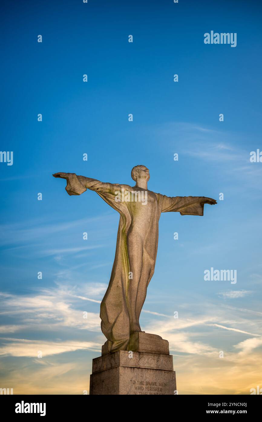 Titanic Memorial Sculpture Washington DC // WASHINGTON DC - il Women's Titanic Memorial si trova nel Washington Channel Park lungo il Southwest Waterfront. Scolpito da Gertrude Vanderbilt Whitney e dedicato nel 1931, il memoriale reca l'iscrizione: "AGLI UOMINI CORAGGIOSI CHE PERIRONO NEL RELITTO DEL TITANIC il 15 APRILE 1912 DIEDERO LA VITA CHE DONNE E BAMBINI POTESSERO ESSERE SALVATI ERETTI DALLE DONNE D'AMERICA". La figura di granito rosso di 13 piedi è stata spostata dalla sua posizione originale vicino al P Street Bridge al suo sito attuale nel 1968. Foto Stock