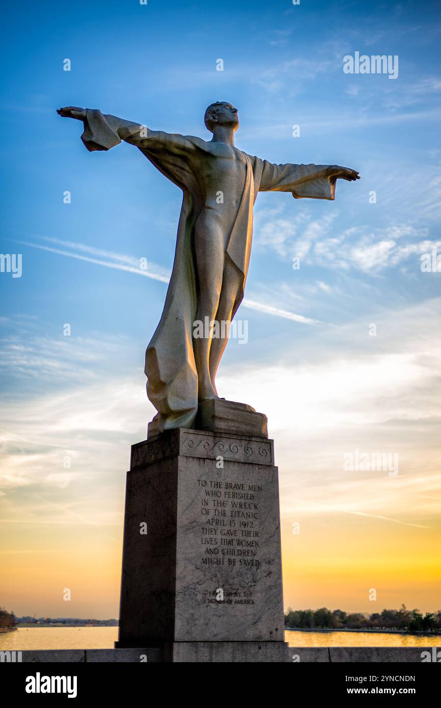 Women's Titanic Memorial Washington DC // WASHINGTON DC - il Women's Titanic Memorial si trova nel Washington Channel Park lungo il Southwest Waterfront. Scolpito da Gertrude Vanderbilt Whitney e dedicato nel 1931, il memoriale reca l'iscrizione: "AGLI UOMINI CORAGGIOSI CHE PERIRONO NEL RELITTO DEL TITANIC il 15 APRILE 1912 DIEDERO LA VITA CHE DONNE E BAMBINI POTESSERO ESSERE SALVATI ERETTI DALLE DONNE D'AMERICA". La figura di granito rosso di 13 piedi è stata spostata dalla sua posizione originale vicino al P Street Bridge al suo sito attuale nel 1968. Foto Stock