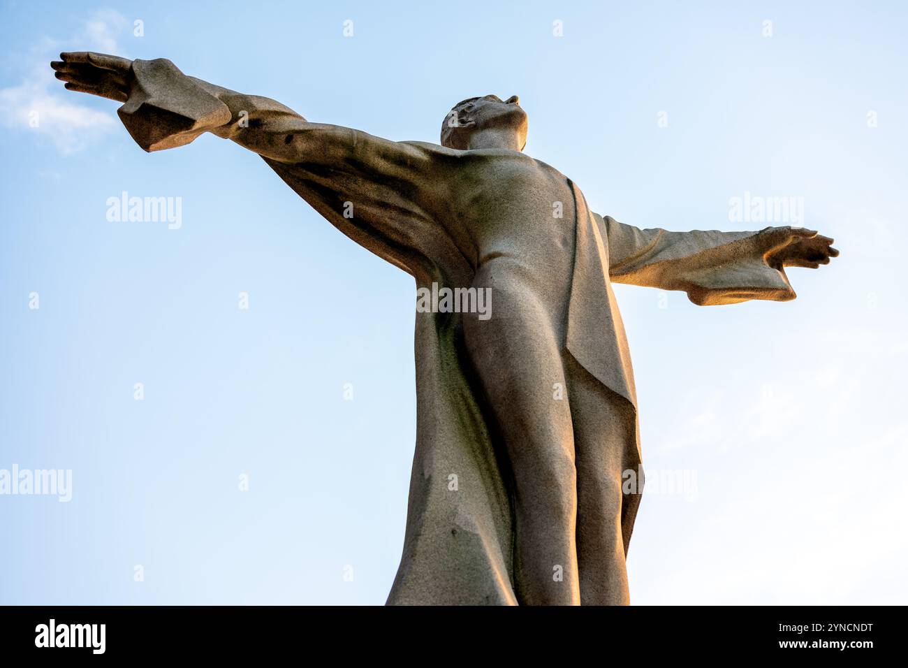 WASHINGTON DC, Stati Uniti: Il Women's Titanic Memorial si trova nel Washington Channel Park lungo il Southwest Waterfront. Scolpito da Gertrude Vanderbilt Whitney e dedicato nel 1931, il memoriale reca l'iscrizione: "AGLI UOMINI CORAGGIOSI CHE PERIRONO NEL RELITTO DEL TITANIC il 15 APRILE 1912 DIEDERO LA VITA CHE DONNE E BAMBINI POTESSERO ESSERE SALVATI ERETTI DALLE DONNE D'AMERICA". La figura di granito rosso di 13 piedi è stata spostata dalla sua posizione originale vicino al P Street Bridge al suo sito attuale nel 1968. Foto Stock