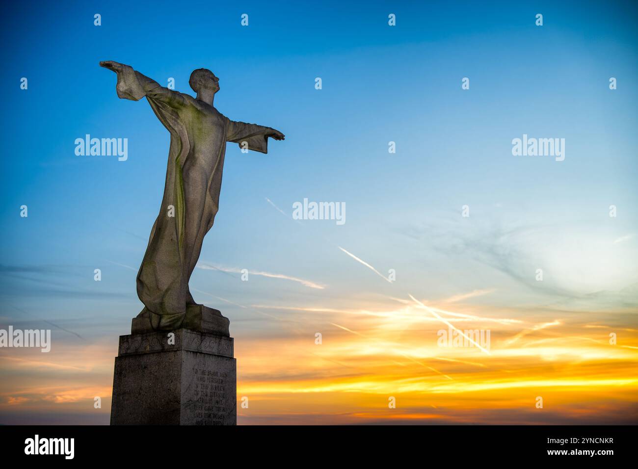 Women's Titanic Memorial Washington DC // WASHINGTON DC - il Women's Titanic Memorial si trova nel Washington Channel Park lungo il Southwest Waterfront. Scolpito da Gertrude Vanderbilt Whitney e dedicato nel 1931, il memoriale reca l'iscrizione: "AGLI UOMINI CORAGGIOSI CHE PERIRONO NEL RELITTO DEL TITANIC il 15 APRILE 1912 DIEDERO LA VITA CHE DONNE E BAMBINI POTESSERO ESSERE SALVATI ERETTI DALLE DONNE D'AMERICA". La figura di granito rosso di 13 piedi è stata spostata dalla sua posizione originale vicino al P Street Bridge al suo sito attuale nel 1968. Foto Stock