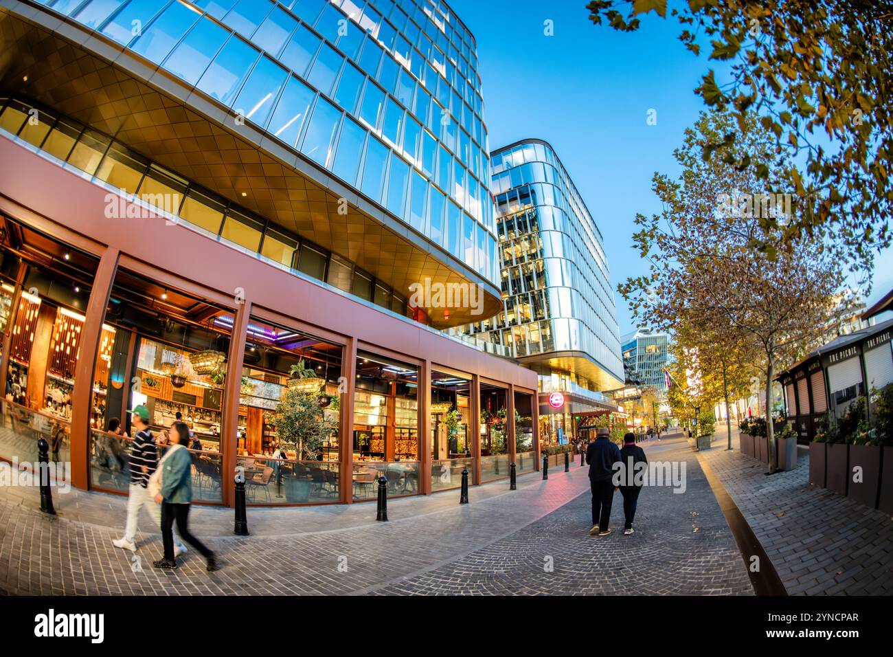 WASHINGTON DC, Stati Uniti - The Wharf, un lunghissimo litorale lungo il canale di Washington, rappresenta uno dei più grandi progetti di rinnovamento urbano nella storia della città. Il quartiere ad uso misto combina spazi residenziali, commerciali e di intrattenimento lungo il Southwest Waterfront. Lo sviluppo ha conservato lo storico mercato del pesce di Maine Avenue, fondato nel 1805, rendendolo il più antico mercato del pesce all'aperto aperto aperto ancora operativo negli Stati Uniti. Foto Stock