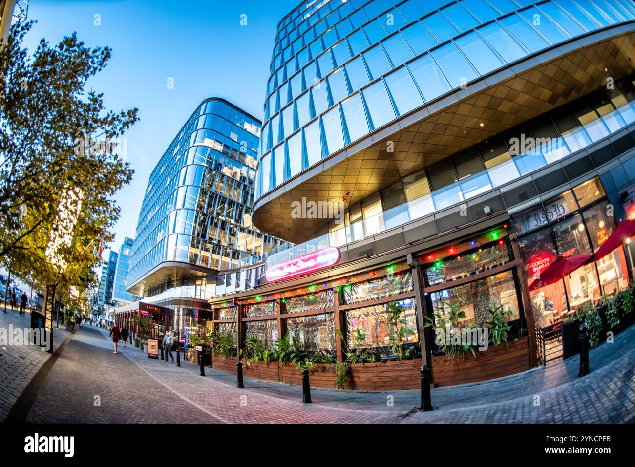 WASHINGTON DC, Stati Uniti - The Wharf, un lunghissimo litorale lungo il canale di Washington, rappresenta uno dei più grandi progetti di rinnovamento urbano nella storia della città. Il quartiere ad uso misto combina spazi residenziali, commerciali e di intrattenimento lungo il Southwest Waterfront. Lo sviluppo ha conservato lo storico mercato del pesce di Maine Avenue, fondato nel 1805, rendendolo il più antico mercato del pesce all'aperto aperto aperto ancora operativo negli Stati Uniti. Foto Stock