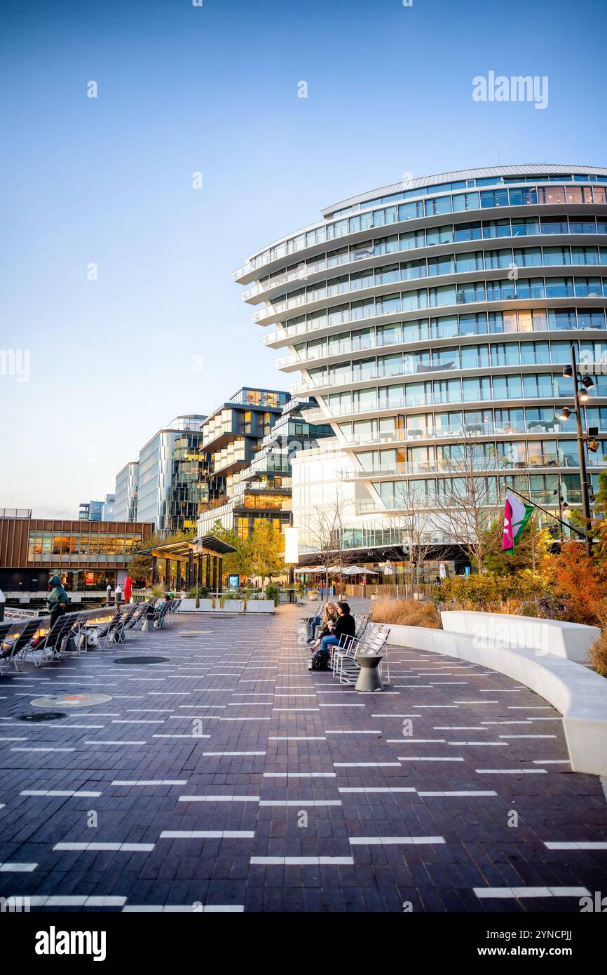 WASHINGTON DC, Stati Uniti - The Wharf, un lunghissimo litorale lungo il canale di Washington, rappresenta uno dei più grandi progetti di rinnovamento urbano nella storia della città. Il quartiere ad uso misto combina spazi residenziali, commerciali e di intrattenimento lungo il Southwest Waterfront. Lo sviluppo ha conservato lo storico mercato del pesce di Maine Avenue, fondato nel 1805, rendendolo il più antico mercato del pesce all'aperto aperto aperto ancora operativo negli Stati Uniti. Foto Stock