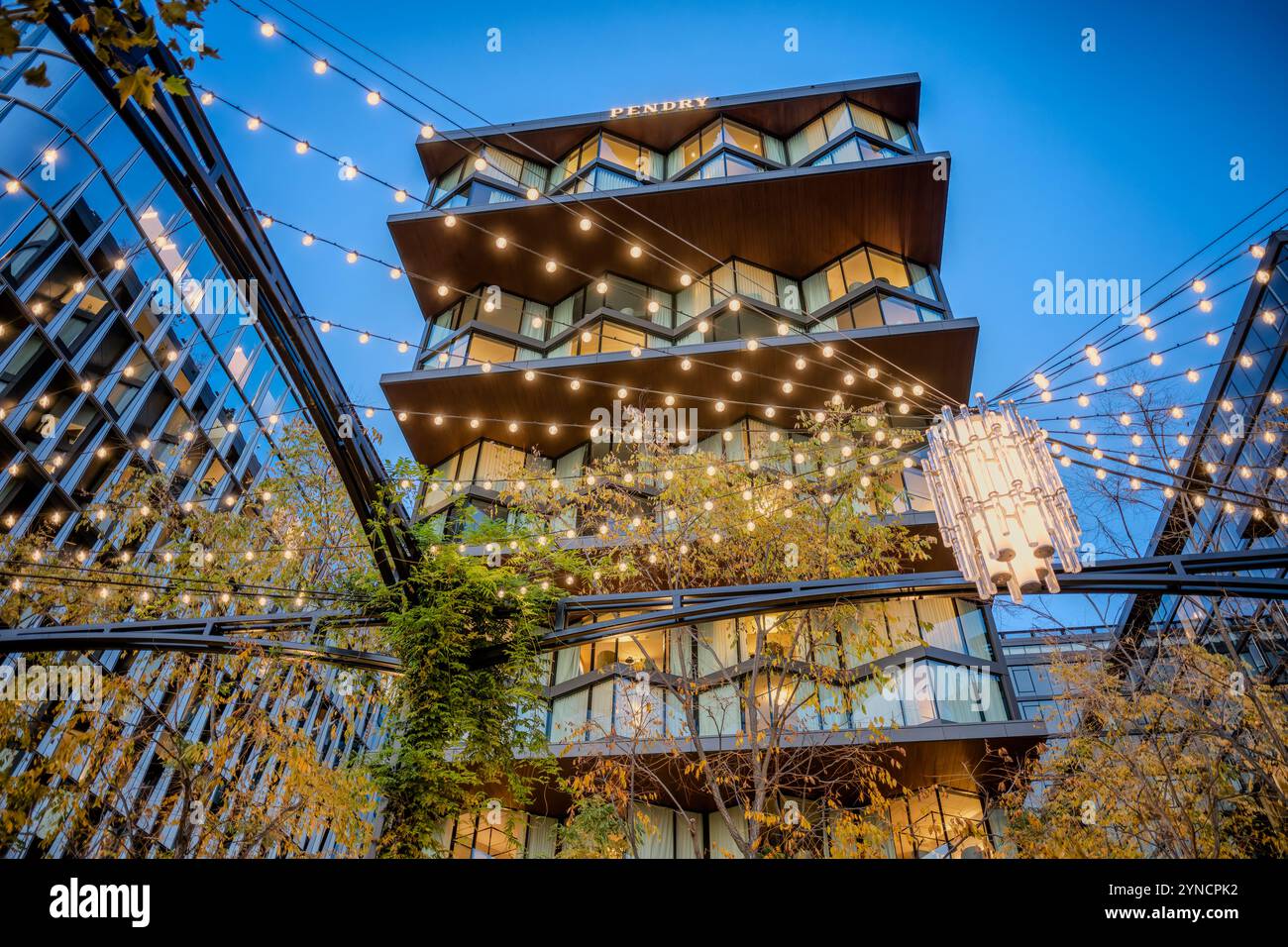 Pendry Washington DC Hotel The Wharf Washington DC // WASHINGTON DC - l'hotel Pendry Washington DC si erge come una destinazione di ospitalità di lusso all'interno dello sviluppo del Wharf lungo il Canale di Washington. L'hotel con 131 camere, aperto nel 2022, presenta un'architettura e un design contemporanei che riflettono l'ambiente sul lungomare. La struttura include tre ristoranti, un centro benessere e spazi per riunioni all'interno del complesso di edifici ad uso misto sul lungomare. Foto Stock