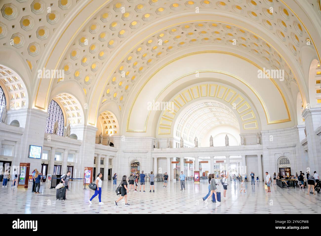 Union Station Main Hall soffitto Washington DC // WASHINGTON DC - la sala principale di Union Station presenta un soffitto ornato a volta a botte con dettagli a cassettoni ed elementi dorati. Progettata dall'architetto Daniel Burnham e completata nel 1908, la grande sala in stile Beaux-Arts funge sia da stazione ferroviaria funzionante che da principale attrazione turistica. La sala principale è stata oggetto di ampi restauri nel 1980 per preservare il suo splendore architettonico e il suo significato storico. Foto Stock