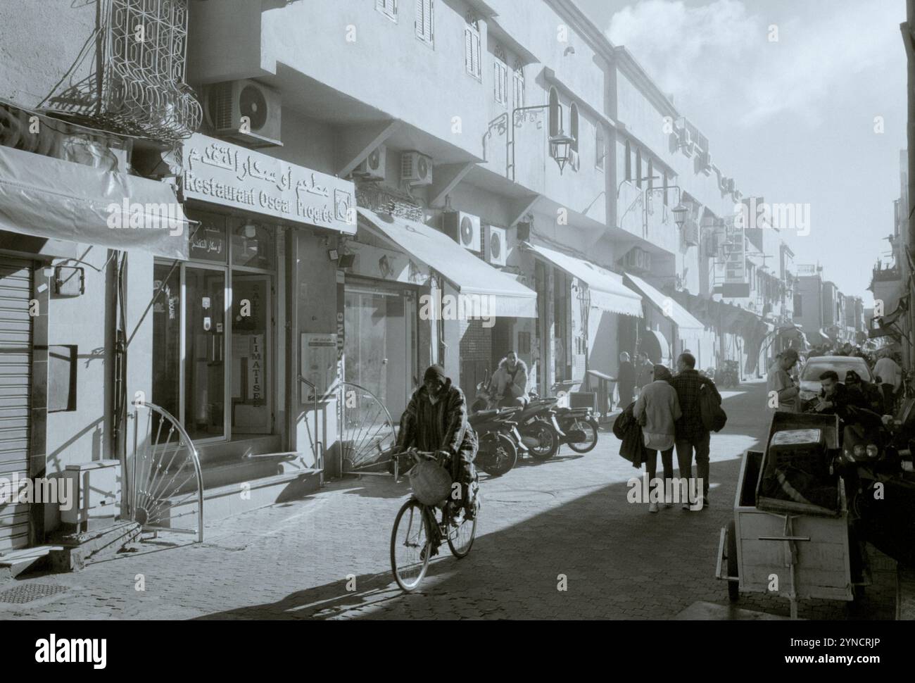 Gente e vita di strada nel suk della casbah della città vecchia di Marrakech in Marocco nel Maghreb sahariano in Nord Africa Foto Stock