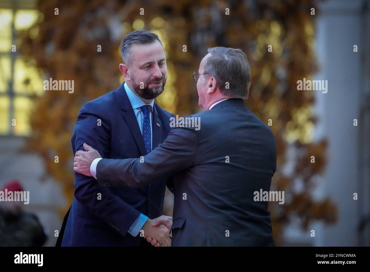 Berlino, Germania. 25 novembre 2024. Boris Pistorius (SPD, r), ministro federale della difesa, riceve Wladyslaw Kosiniak-Kamysz, ministro della difesa polacco, per una riunione dei ministri della difesa europei. Vogliono discutere della futura difesa dell'Europa e del corso comune nelle crisi globali. Crediti: Kay Nietfeld/dpa/Alamy Live News Foto Stock