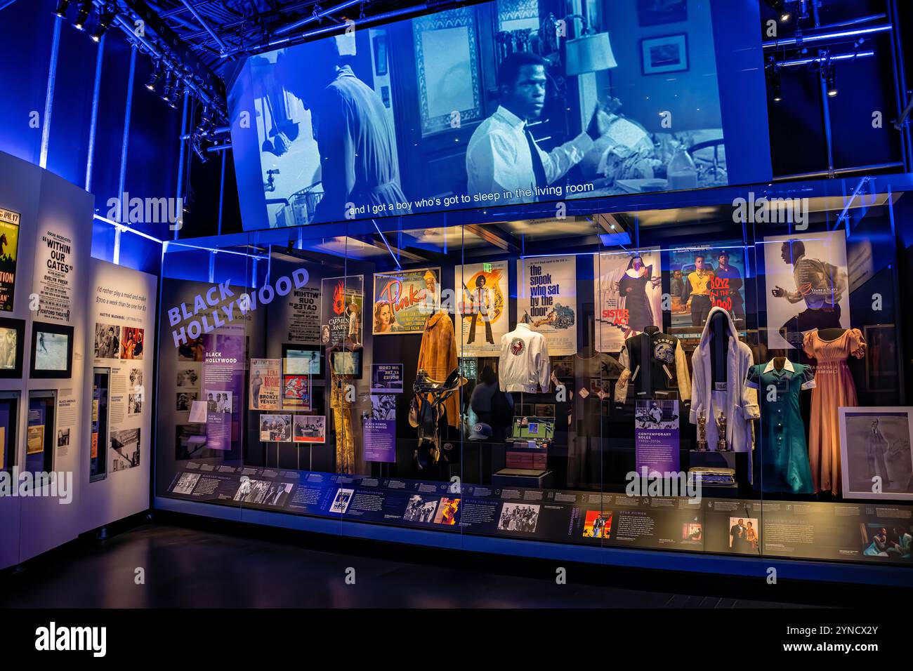 WASHINGTON DC, Stati Uniti — la mostra Taking the Stage al National Museum of African American History and Culture racconta i successi e le lotte afroamericane nel teatro, nel cinema e nella televisione. Situata nelle Culture Galleries al quarto piano, questa mostra completa esamina come artisti e artisti afroamericani hanno sfidato la discriminazione e plasmato la storia dell'intrattenimento. La mostra dimostra come le arti dello spettacolo siano servite come piattaforma per promuovere il cambiamento sociale e la rappresentazione equa. Foto Stock