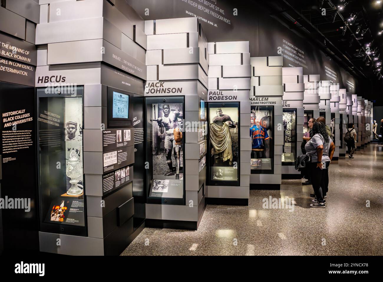 National Museum of African American History Black Athletes Exhibit Washington DC // WASHINGTON DC - la mostra "Leveling the Playing Field" al National Museum of African American History and Culture mette in mostra il contributo degli atleti neri nel corso della storia. Le cabine espositive individuali contengono manufatti e cimeli di importanti figure sportive afroamericane. La mostra esplora sia le conquiste atletiche che l'attivismo sociale nello sport. Foto Stock
