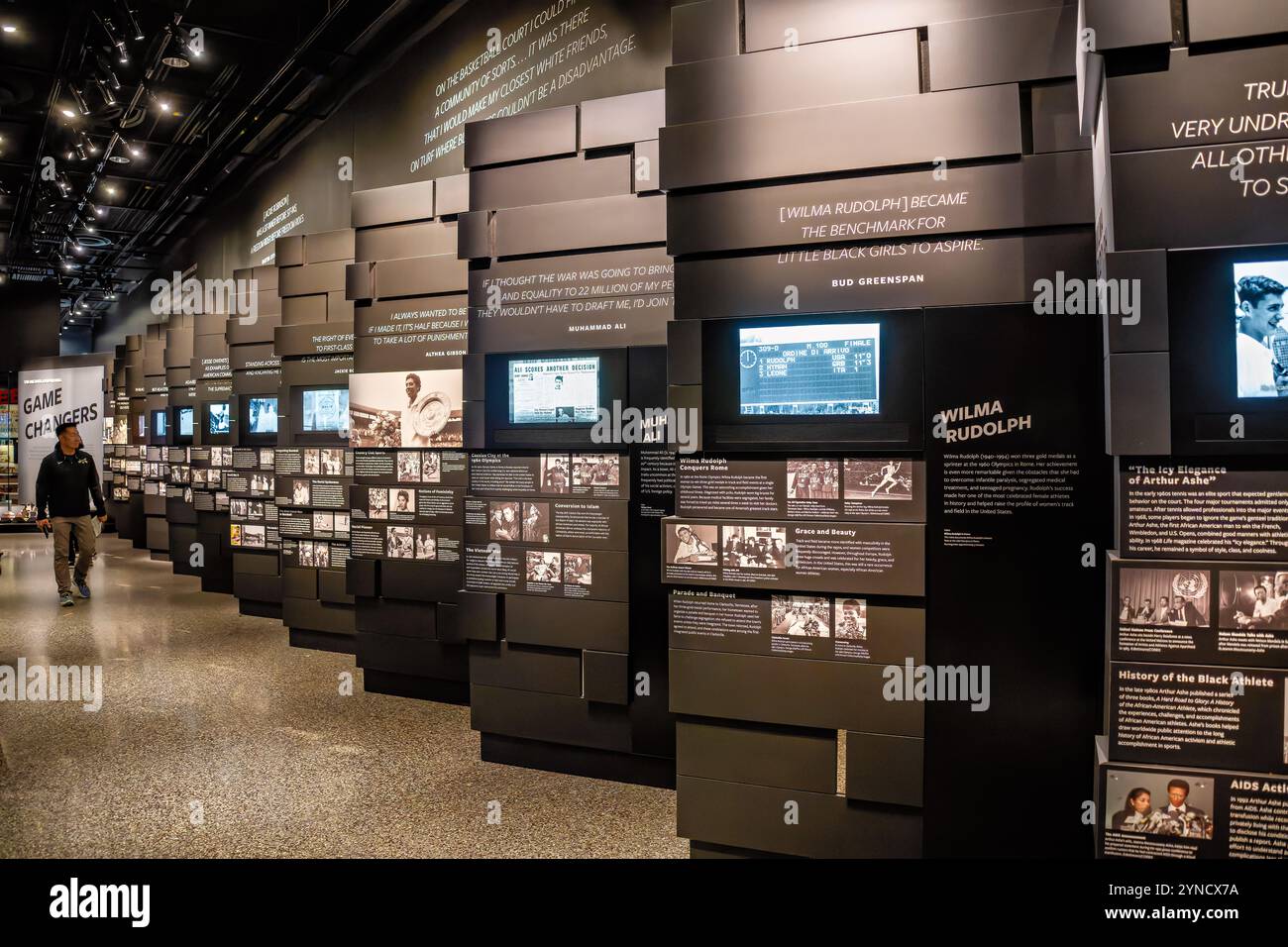 National Museum of African American History Black Athletes Exhibit Washington DC // WASHINGTON DC - la mostra "Leveling the Playing Field" al National Museum of African American History and Culture mette in mostra il contributo degli atleti neri nel corso della storia. Le cabine espositive individuali contengono manufatti e cimeli di importanti figure sportive afroamericane. La mostra esplora sia le conquiste atletiche che l'attivismo sociale nello sport. Foto Stock