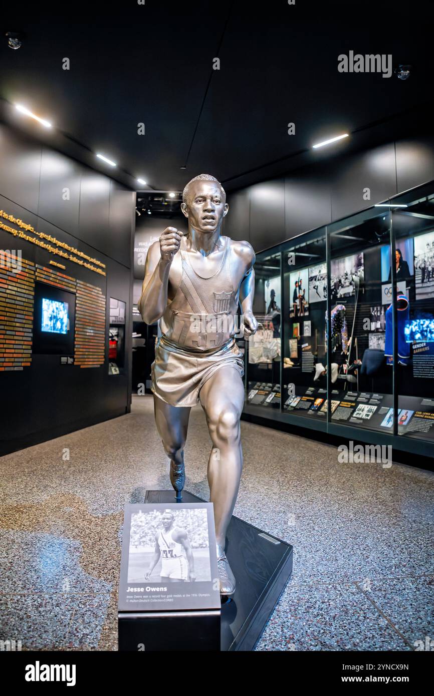 Jesse Owens Statue National Museum Washington DC // WASHINGTON DC — Una statua di Jesse Owens in pieno ritmo commemora il suo storico successo di vincere quattro medaglie d'oro alle Olimpiadi del 1936, esposta nella mostra Sports: Leading the Playing Field al National Museum of African American History and Culture. La mostra esplora l'intersezione tra atletica e attivismo nella storia afroamericana. Foto Stock
