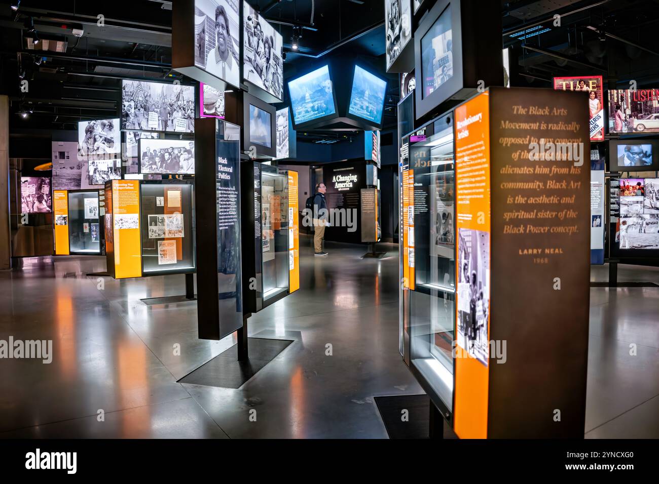 National Museum of African American History and Culture Exhibition Washington DC | WASHINGTON D.C., Stati Uniti — vetrine angolate e schermi sospesi riempiono la galleria "A Changing America: 1968 and Beyond" presso il National Museum of African American History and Culture, dove una citazione del poeta e critico Larry Neal incornicia il movimento Black Arts della fine degli anni '1960 La galleria ripercorre gli sviluppi politici e culturali afroamericani dall'assassinio di Martin Luther King Jr. Nei decenni successivi. Foto Stock