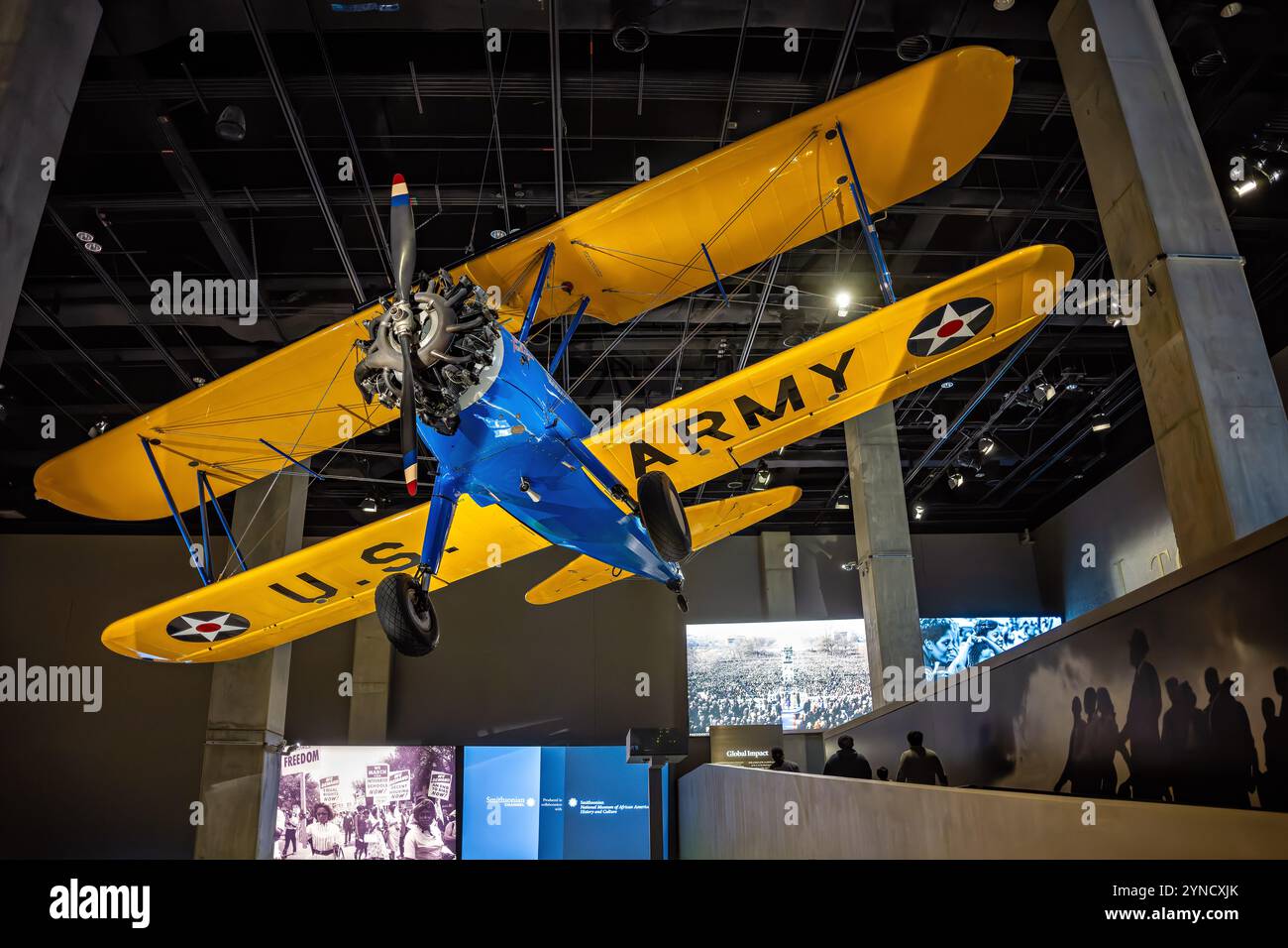 National Museum of African American History Tuskegee Airmen Plane WASHINGTON DC // WASHINGTON DC — il National Museum of African American History and Culture espone un PT-13D Stearman Kaydet, un velivolo da addestramento restaurato utilizzato dai Tuskegee Airmen durante la seconda guerra mondiale. L'aereo, restaurato dal capitano Matt Quy dopo la sua scoperta del 2005, presenta le firme degli originali Tuskegee Airmen sulla sua porta inferiore ed è stato donato al museo nel 2011. Foto Stock
