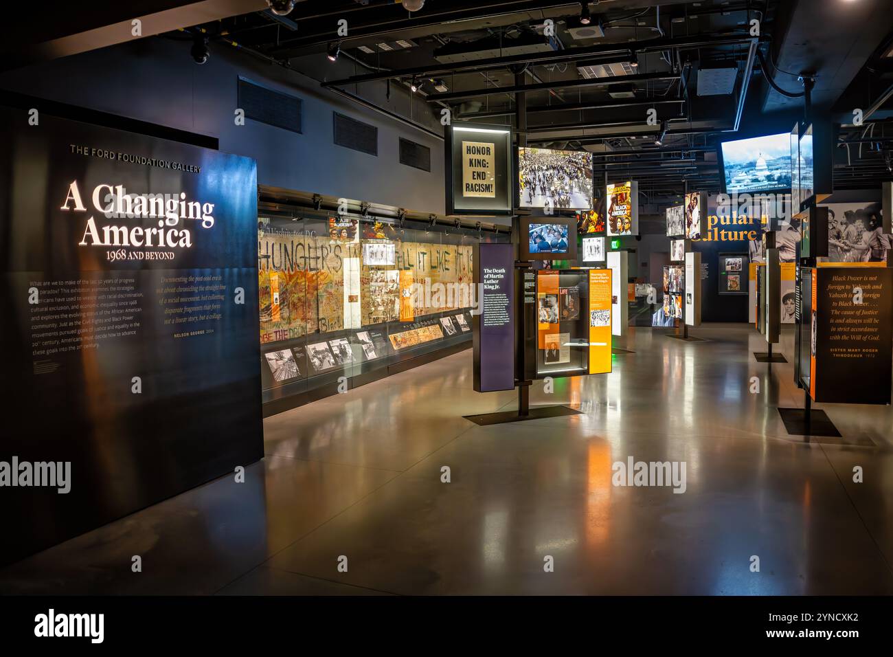 WASHINGTON DC, Stati Uniti — la mostra "A Changing America: 1968 and Beyond" al National Museum of African American History and Culture racconta la vita afroamericana dall'assassinio di Martin Luther King Jr. Attraverso i movimenti sociali contemporanei. La mostra esplora gli sviluppi culturali, politici e sociali neri attraverso manufatti e mostre multimediali che spaziano dal Black Arts Movement alla Black Lives Matter. Foto Stock