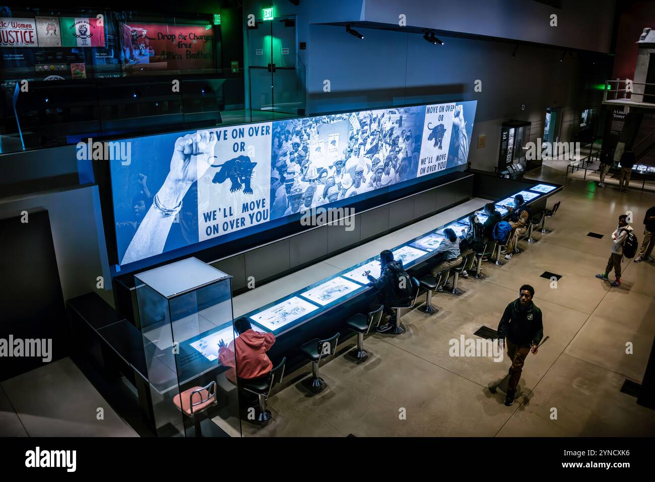 National Museum of African American History Lunch Counter Exhibit Washington DC // WASHINGTON DC - il National Museum of African American History and Culture presenta una mostra con bancone che commemora i sit-in di Greensboro del 1960, dove gli studenti afroamericani protestarono contro la segregazione al Woolworth's.. Il display interattivo consente ai visitatori di esplorare i momenti chiave del movimento per i diritti civili e le tattiche utilizzate nelle proteste non violente. Foto Stock
