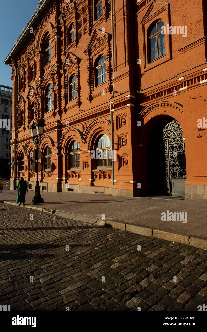 Mosca, Russia - 16 agosto 2024: Una foto ravvicinata che cattura intricati dettagli architettonici di un edificio storico di Mosca, mettendo in risalto il suo ricco testo Foto Stock