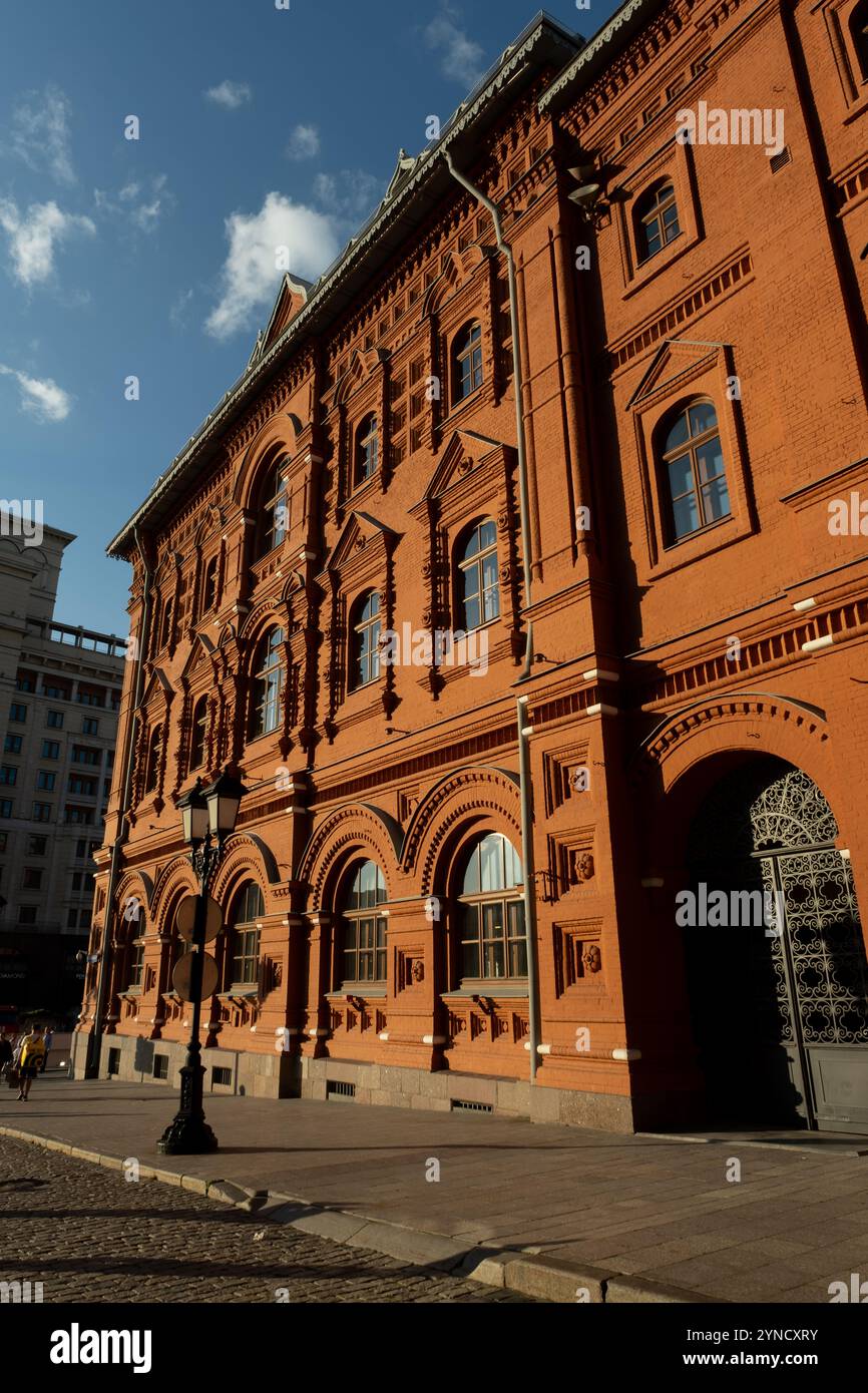 Mosca, Russia - 16 agosto 2024: Una foto ravvicinata che cattura intricati dettagli architettonici di un edificio storico di Mosca, mettendo in risalto il suo ricco testo Foto Stock