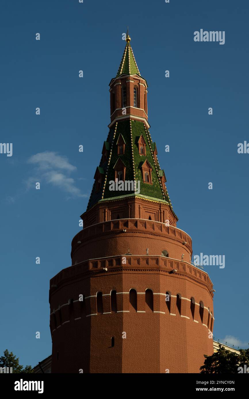 Mosca, Russia - 16 agosto 2024: Una foto dettagliata di una torre sul muro del Cremlino nella Piazza Rossa, che mostra la sua architettura storica e il suo design intricato Foto Stock
