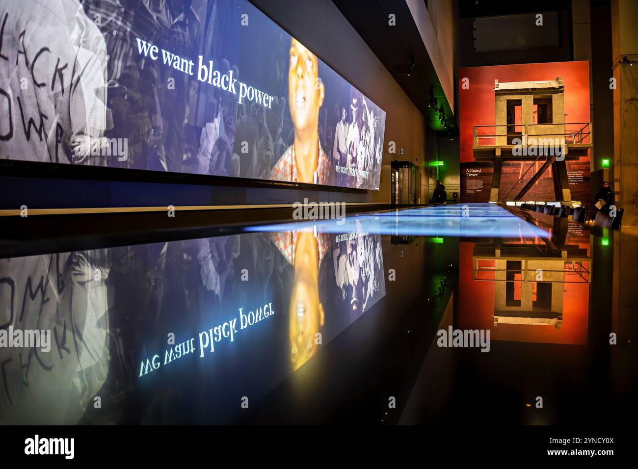 National Museum of African American History Lunch Counter Exhibit Washington DC // WASHINGTON DC - il National Museum of African American History and Culture presenta una mostra con bancone che commemora i sit-in di Greensboro del 1960, dove gli studenti afroamericani protestarono contro la segregazione al Woolworth's.. Il display interattivo consente ai visitatori di esplorare i momenti chiave del movimento per i diritti civili e le tattiche utilizzate nelle proteste non violente. Foto Stock