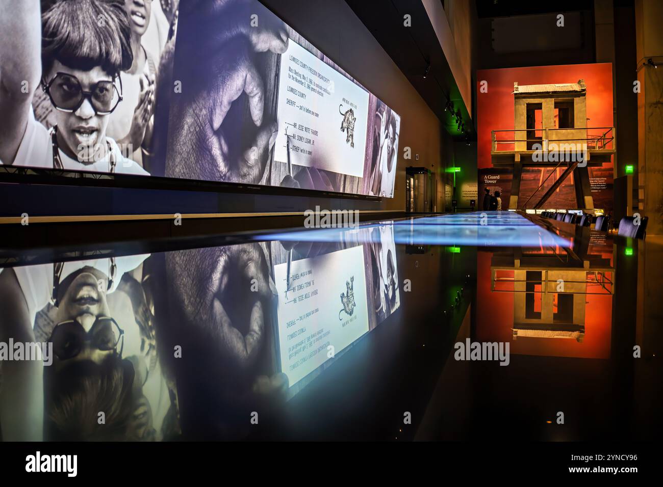 National Museum of African American History Lunch Counter Exhibit Washington DC // WASHINGTON DC - il National Museum of African American History and Culture presenta una mostra con bancone che commemora i sit-in di Greensboro del 1960, dove gli studenti afroamericani protestarono contro la segregazione al Woolworth's.. Il display interattivo consente ai visitatori di esplorare i momenti chiave del movimento per i diritti civili e le tattiche utilizzate nelle proteste non violente. Foto Stock