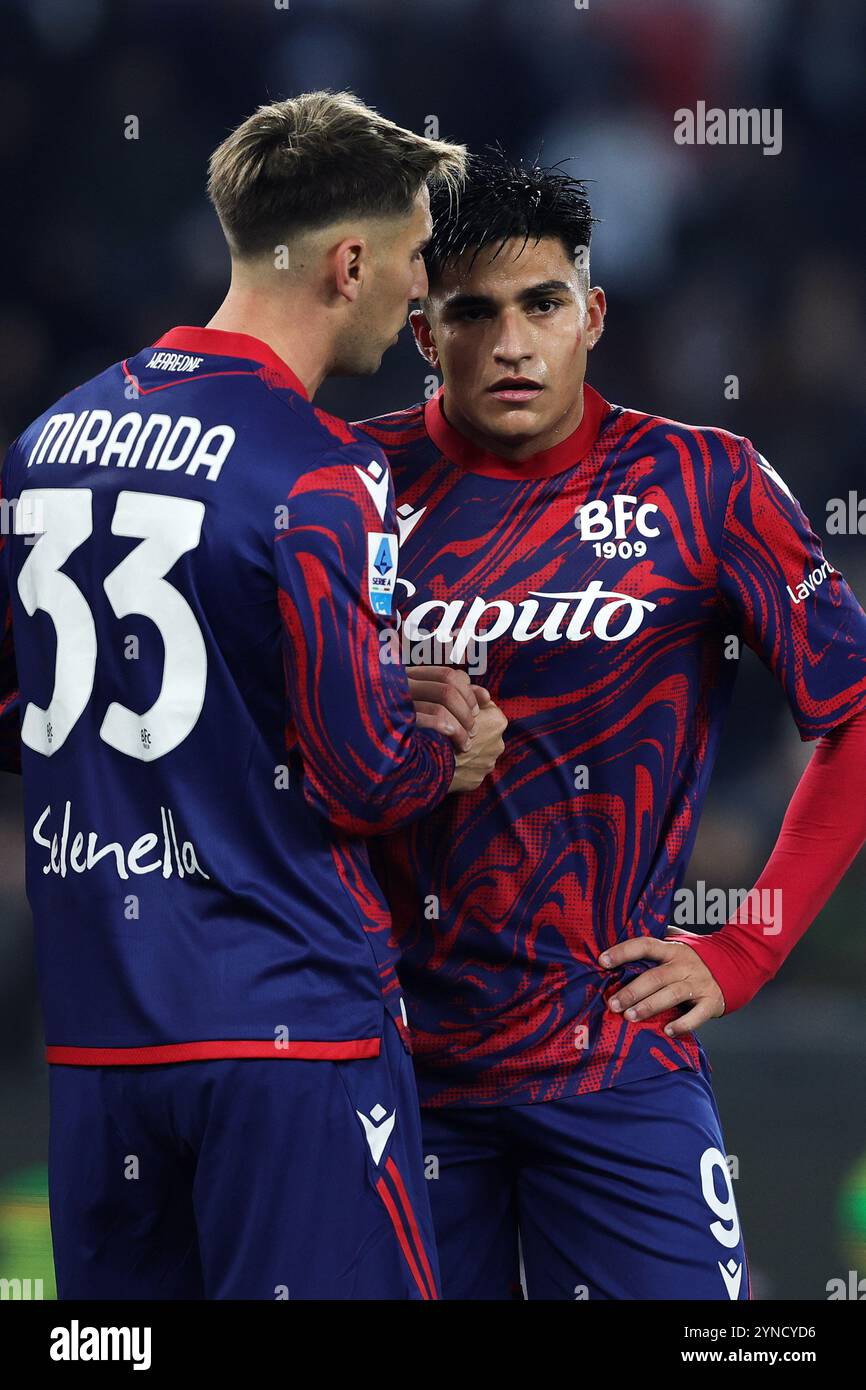 Roma, Italia. 24 novembre 2024. Juan Miranda e santiago Castro di Bologna si parlano durante la partita di calcio di serie A del campionato italiano Foto Stock