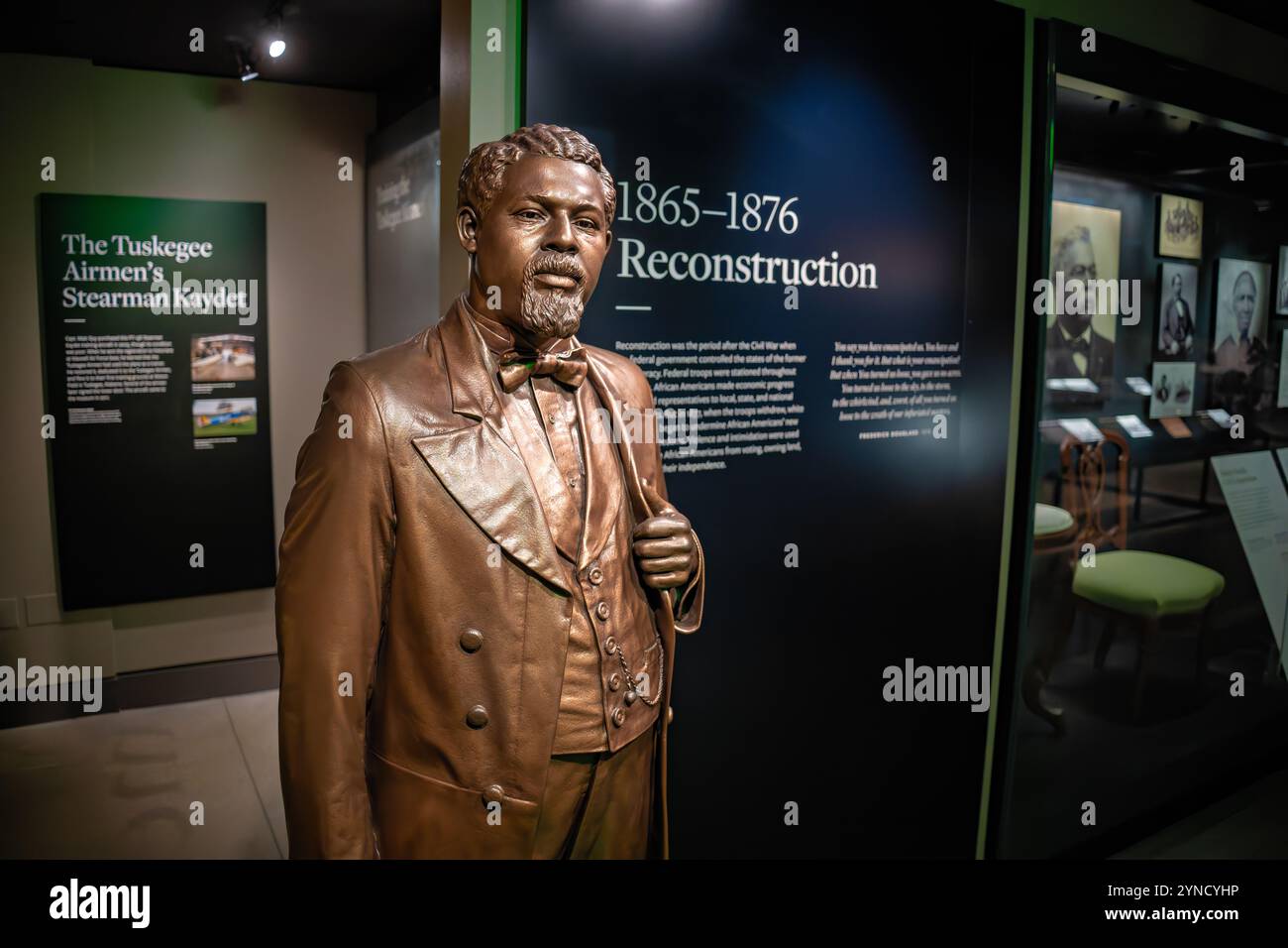 Robert Smalls Statue African American Museum Washington DC // WASHINGTON DC — Una statua di bronzo di Robert Smalls, fuggito alla schiavitù per diventare un pilota della Marina degli Stati Uniti e successivamente un deputato degli Stati Uniti, si trova nella mostra Reconstruction del National Museum of African American History and Culture. La statua commemora il notevole viaggio di Smalls da persona schiava a rappresentante del Congresso durante l'era della ricostruzione. Foto Stock