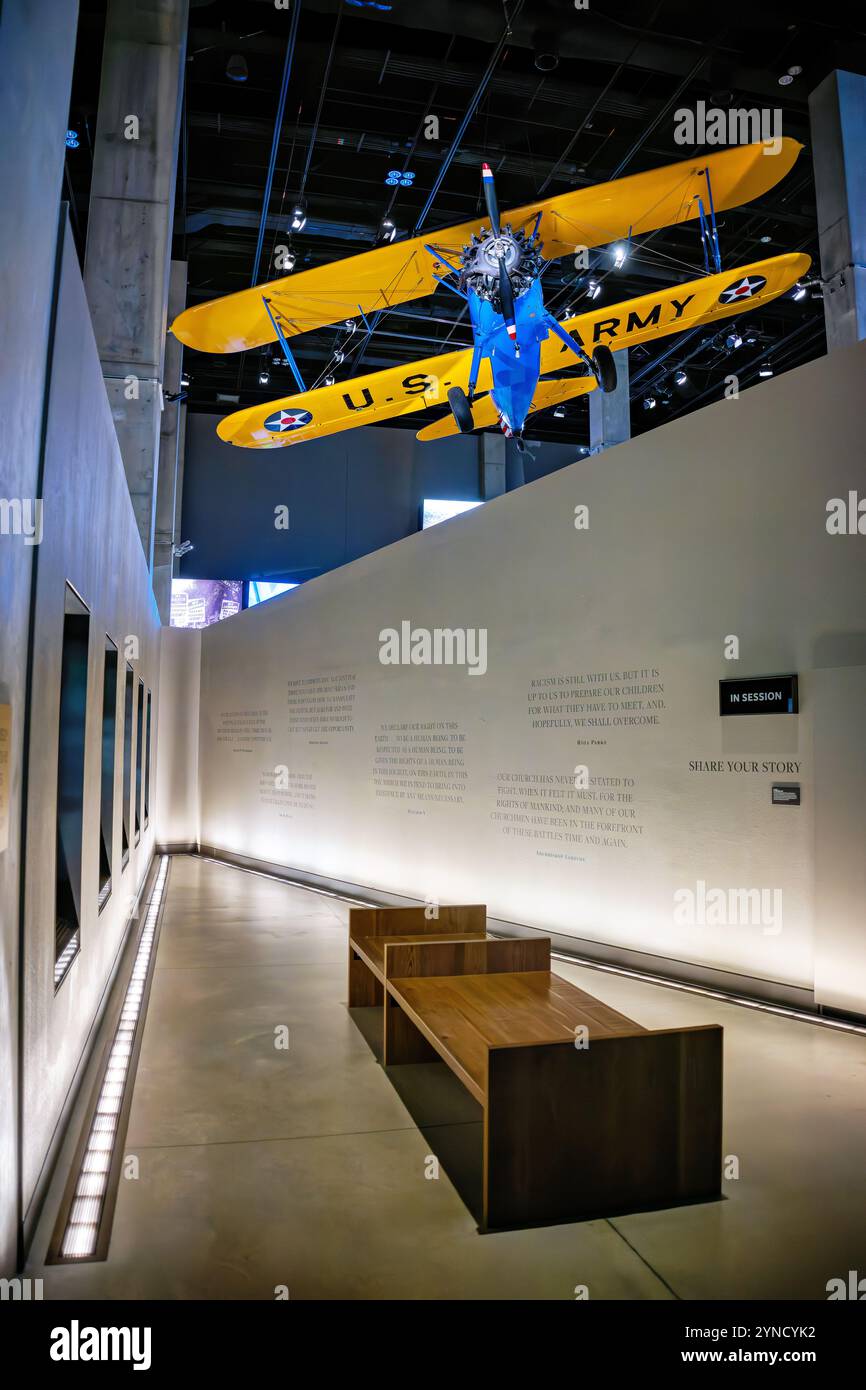 Tuskegee Airmen PT-13 Stearman National Museum Washington DC // WASHINGTON DC — il National Museum of African American History and Culture espone un PT-13D Stearman Kaydet, un velivolo da addestramento restaurato utilizzato dagli Airmen Tuskegee durante la seconda guerra mondiale. L'aereo, restaurato dal capitano Matt Quy dopo la sua scoperta del 2005, presenta le firme degli originali Tuskegee Airmen sulla sua porta inferiore ed è stato donato al museo nel 2011. Foto Stock