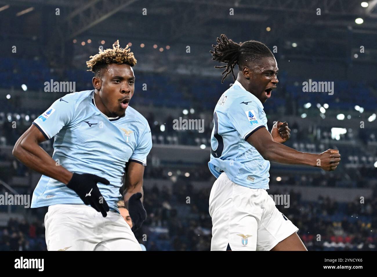 Roma, Italia. 24 novembre 2024. Fisayo Dele-Bashiru della Lazio festeggia con Loum Tchaouna dopo aver segnato 3-0 gol nel campionato italiano di serie A. Foto Stock