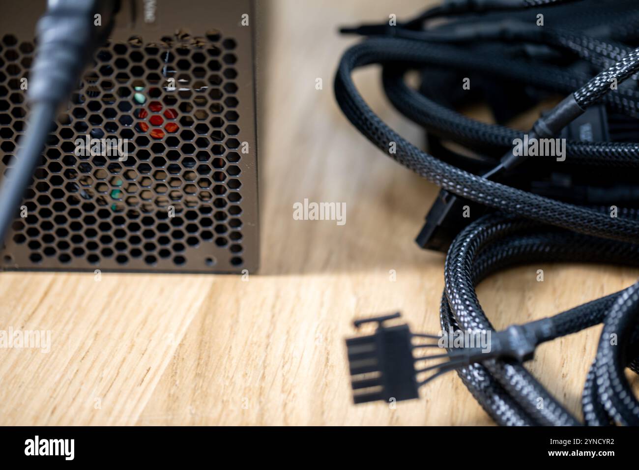 Vista ravvicinata di un'unità di alimentazione per PC e dei relativi cavi, che mostra dettagli complessi Foto Stock