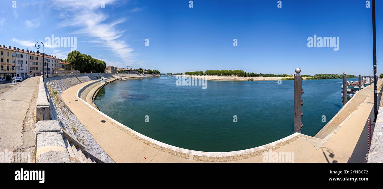 ARLES, Francia: Vista panoramica del fiume Rhône e del suo storico lungomare vicino a Place Lamartine, una località che ha ispirato molti dei pai di Van Gogh Foto Stock