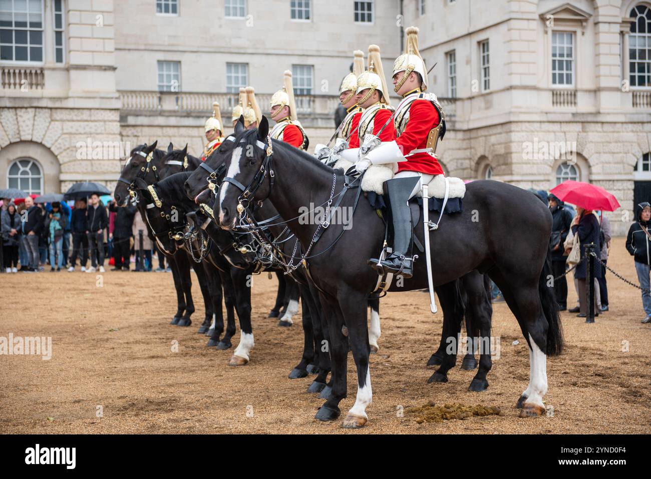 Household Cavalry cerimoniale doveri Londra Inghilterra // LONDRA, Inghilterra — i membri della British Household Cavalry svolgono funzioni cerimoniali nelle loro uniformi distintive mentre sono montati su cavalli appositamente selezionati a Londra. La Household Cavalry è costituita dai due reggimenti più anziani dell'esercito britannico: Le Life Guards e i Blues and Royals, entrambi risalenti al XVII secolo. Questi soldati svolgono ruoli doppi, funzionando sia come unità di combattimento operative che come guardie cerimoniali che proteggono il sovrano britannico e svolgono compiti nelle funzioni statali. La Household Cavalry mantiene il centesimo Foto Stock