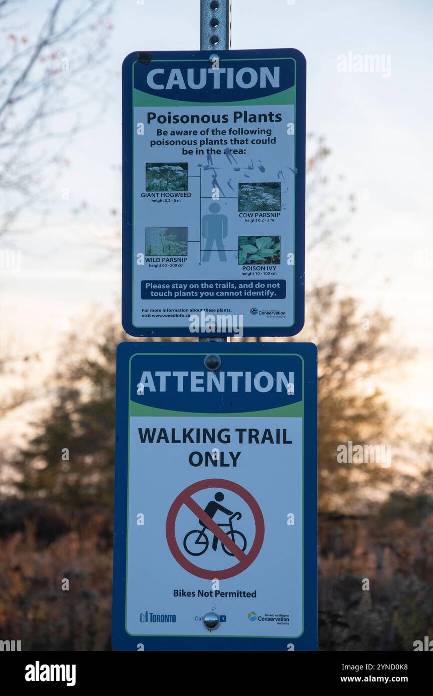 Attenzione piante velenose e divieto di uso di biciclette segnaletica al Tommy Thompson Park di Scarborough, Toronto, Ontario, Canada Foto Stock