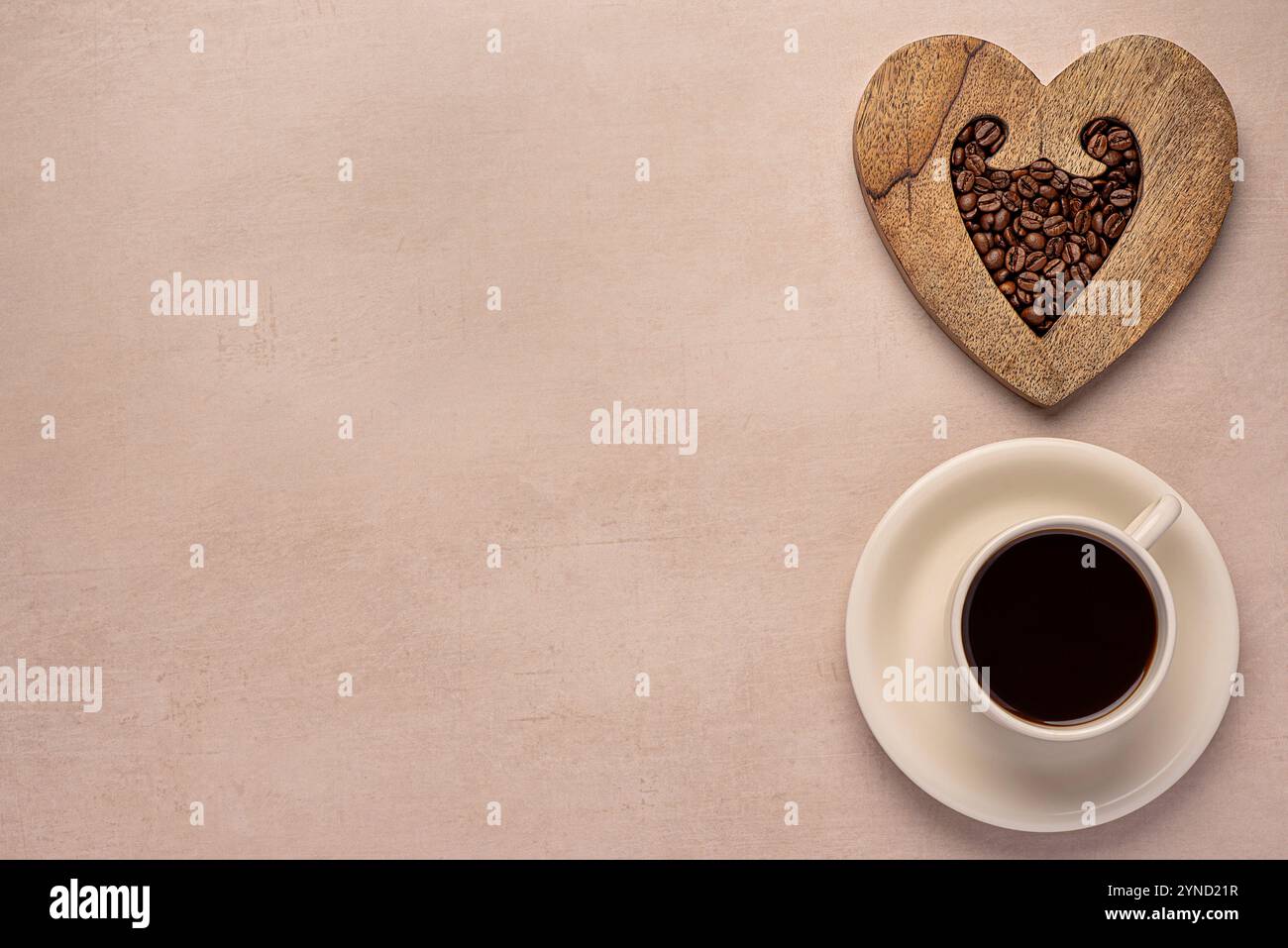 Fotografia in bianco di caffè nero; americano, espresso; chicchi di caffè; caffeina; arabica arrosto, cuore di legno, bevanda naturale Foto Stock