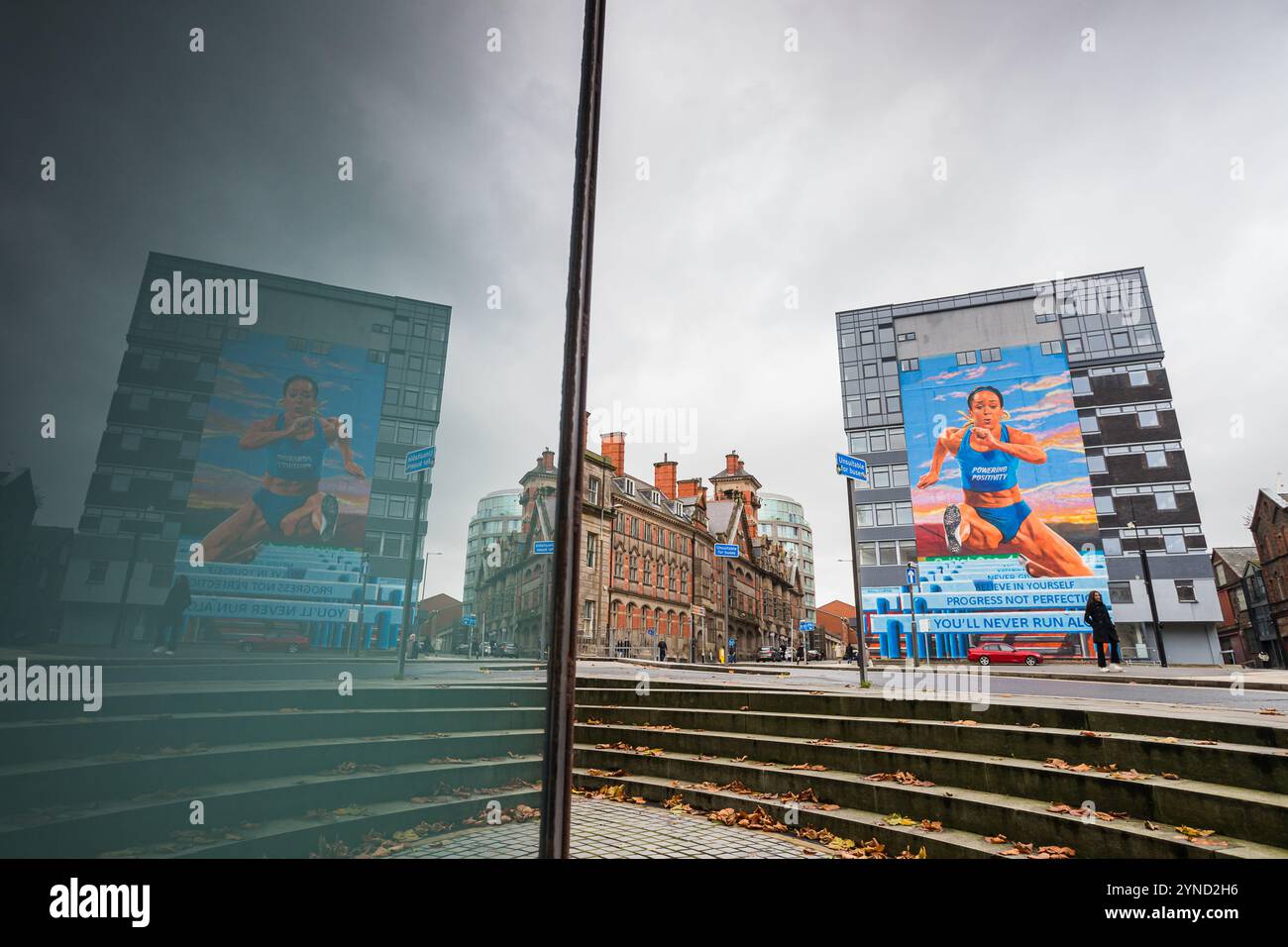 Un murale dell'atleta nata a Liverpool Katarina Johnson-Thompson che si riflette in una finestra a Liverpool, Merseyside, visto il 24 novembre 2024. Foto Stock