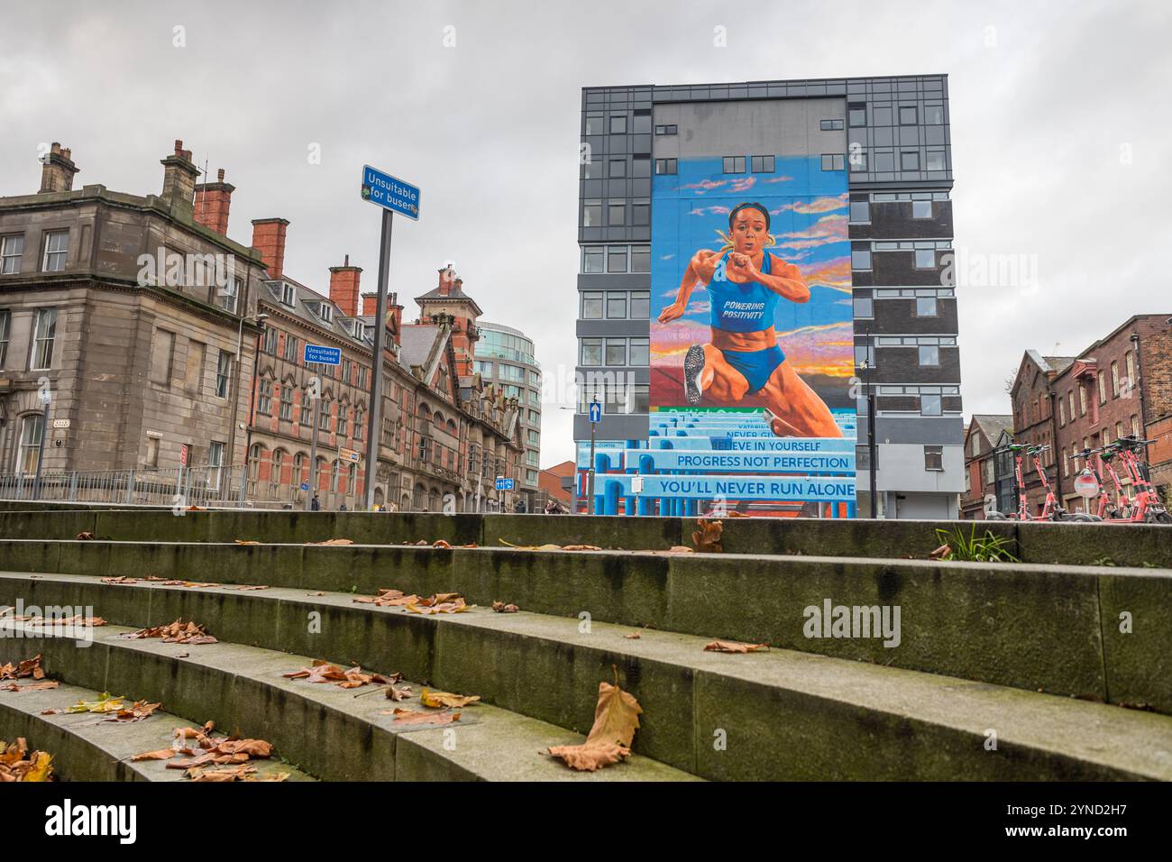 Guardando il murale Katarina Johnson-Thompson a Liverpool, Merseyside visto il 24 novembre 2024. Foto Stock