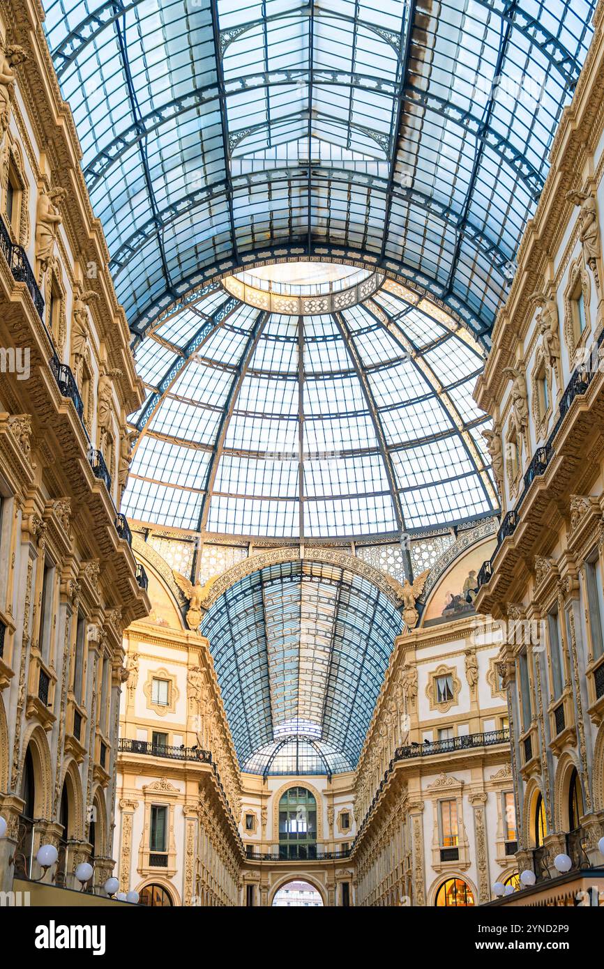 Interno della Galleria Vittorio Emanuele II a Milano, Italia. Il più antico centro commerciale italiano dall'architettura neoclassica con una grande cupola di vetro e decorazioni Foto Stock