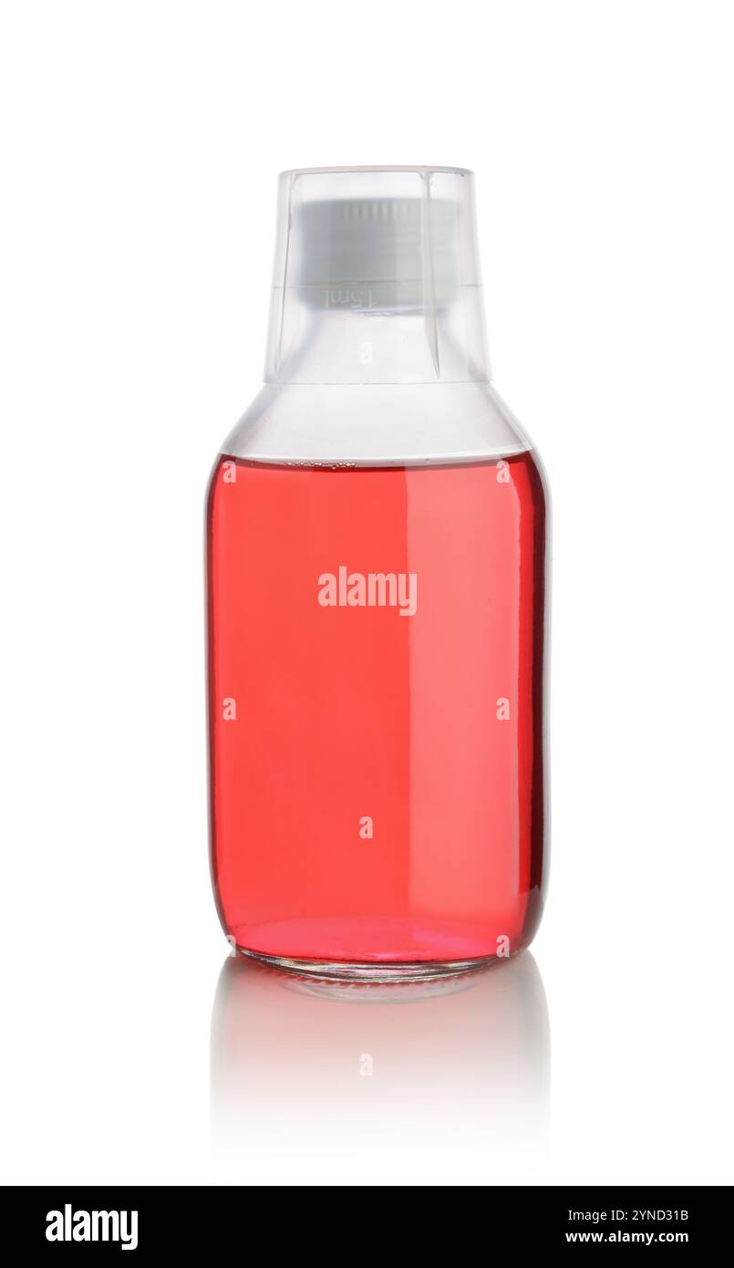 Soluzione medica in una bottiglia di vetro isolata su bianco. Foto Stock