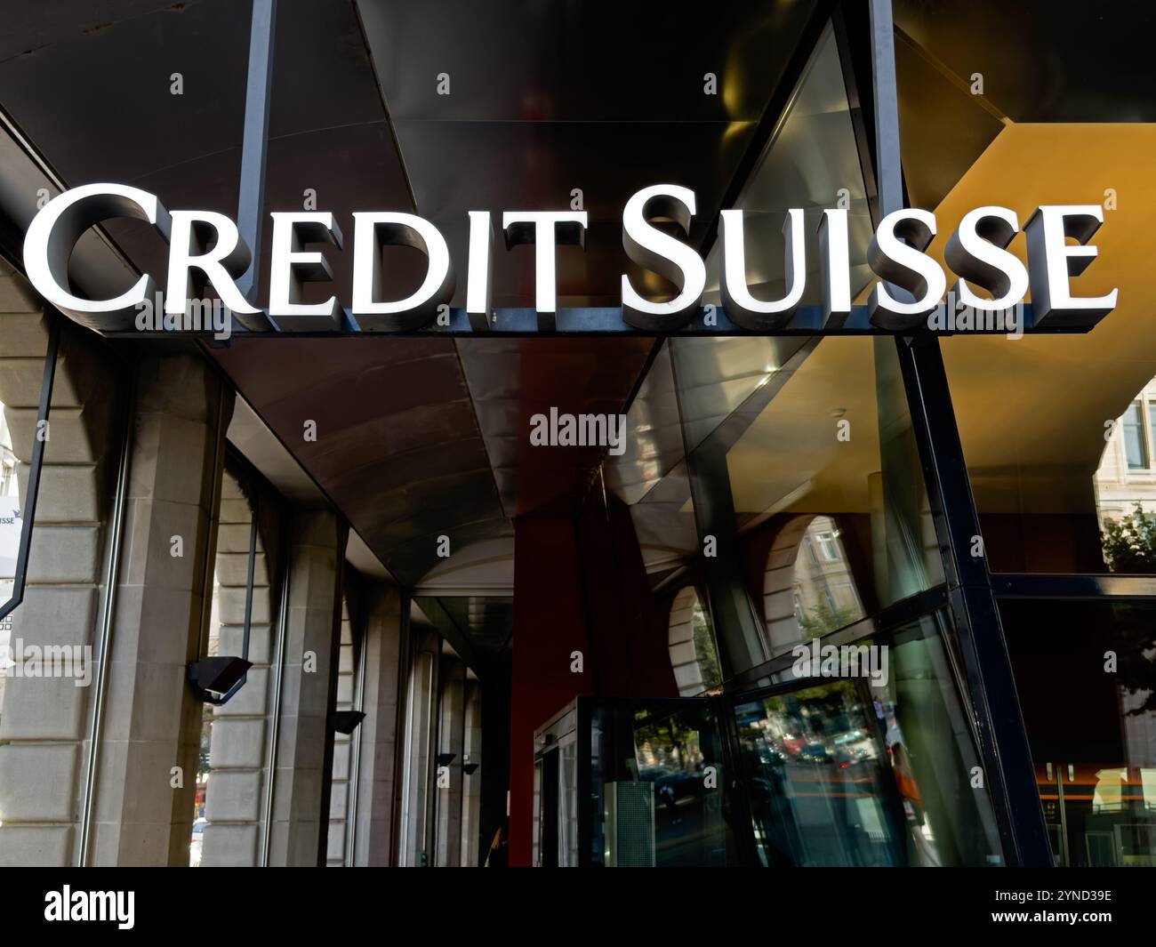 Zurigo, Svizzera - 27 giugno 2023: Un cartello Credit Suisse è appeso all'ingresso di una banca durante il giorno. Solo per uso editoriale. - Immagine stock catturata con smartphone