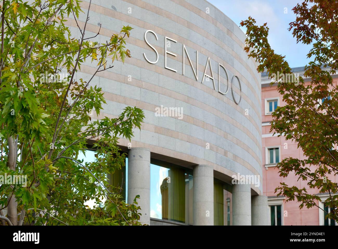 La facciata arrotondata dell'estensione dell'edificio del Senato, progettata dall'architetto Salvador Gayarre, è stata inaugurata nel 1991 dal re Juan Carlos i Madrid Spagna Foto Stock