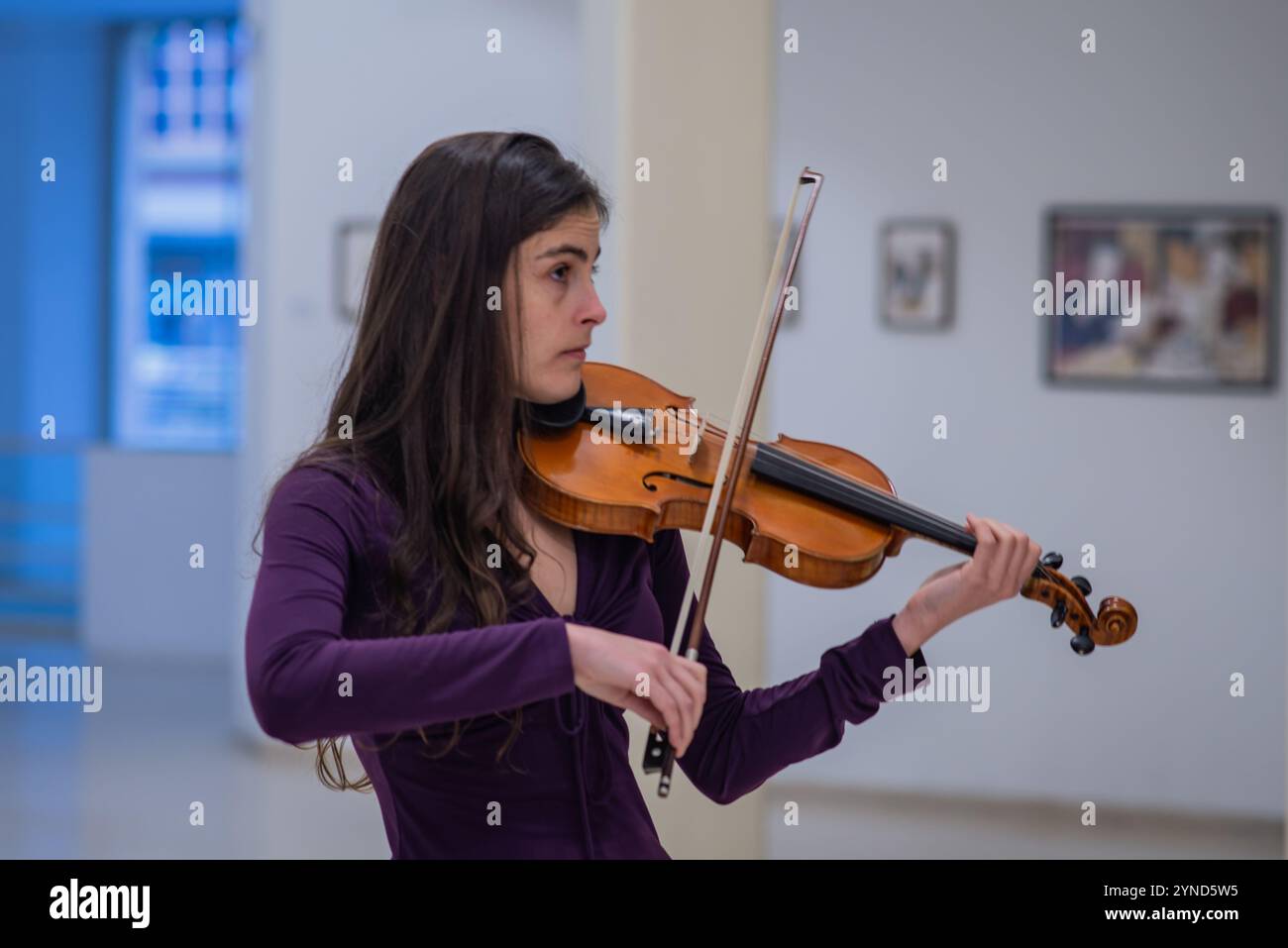 Logroño, la Rioja, Spagna, 25 novenber 2024. Questa immagine mostra un atto istituzionale al municipio di Logroño per onorare le vittime della violenza di genere Foto Stock