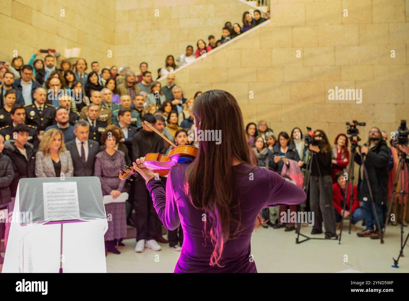 Logroño, la Rioja, Spagna, 25 novenber 2024. Questa immagine mostra un atto istituzionale al municipio di Logroño per onorare le vittime della violenza di genere Foto Stock