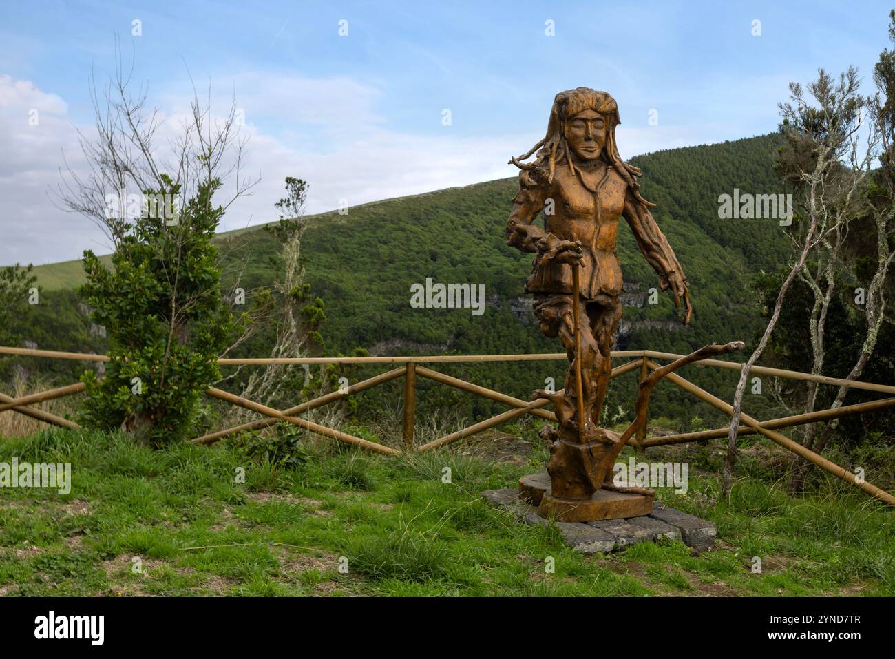Questo tubo lavico Furna da Maria Encantada, si trova sul crinale della Caldeira da Graciosa, Sao Mateus, Graciosa Island, Azzorre. Foto Stock