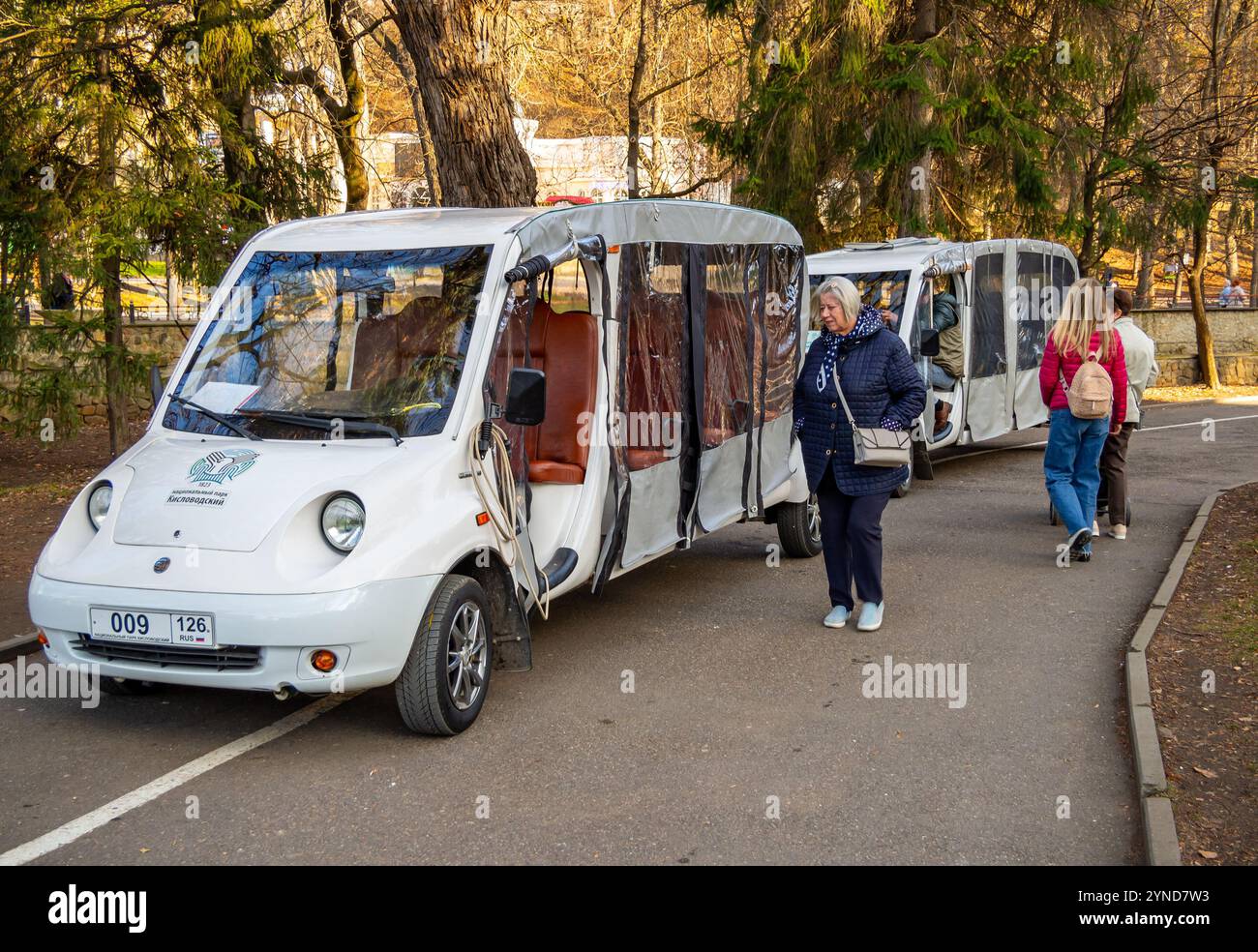 Russia, Kislovodsk - 5 dicembre 2023: Persone vicino a veicoli ricreativi sul territorio del parco nazionale della città di Kislovodsk Foto Stock