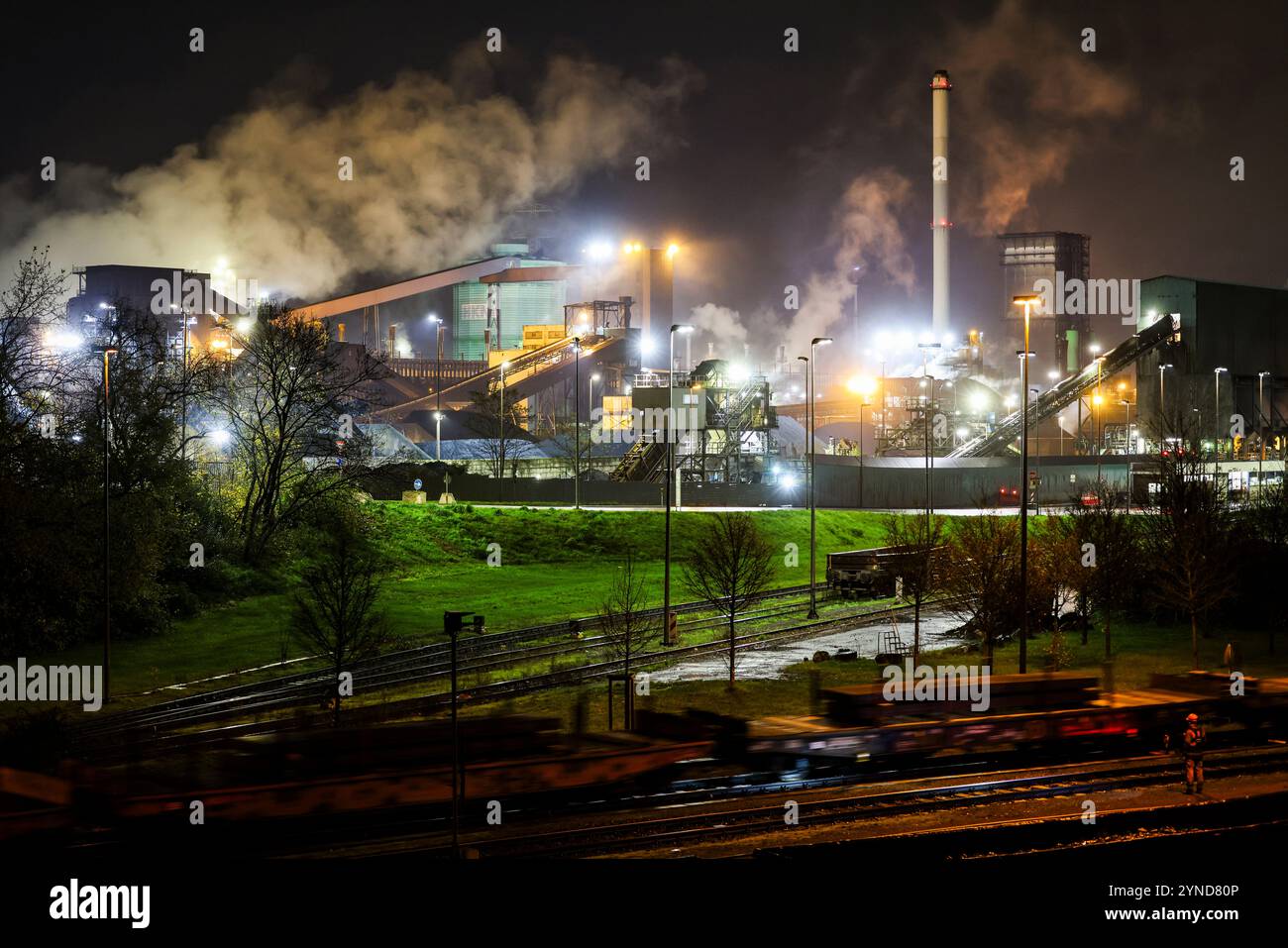 Duisburg, Germania. 25 novembre 2024. Lo stabilimento di HKM Hüttenwerke Krupp Mannesmann a Duisburg. La più grande azienda siderurgica tedesca, ThyssenKrupp Steel Europe, prevede di tagliare diverse migliaia di posti di lavoro nei prossimi anni. Crediti: Christoph Reichwein/dpa/Alamy Live News Foto Stock