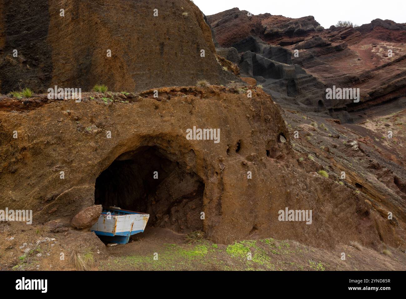 Il porto peschereccio di Porto Afonso si trova in una piccola baia sull'isola di Graciosa, nelle Azzorre, protetta da un vulcano vulcanico alto circa 100 metri Foto Stock