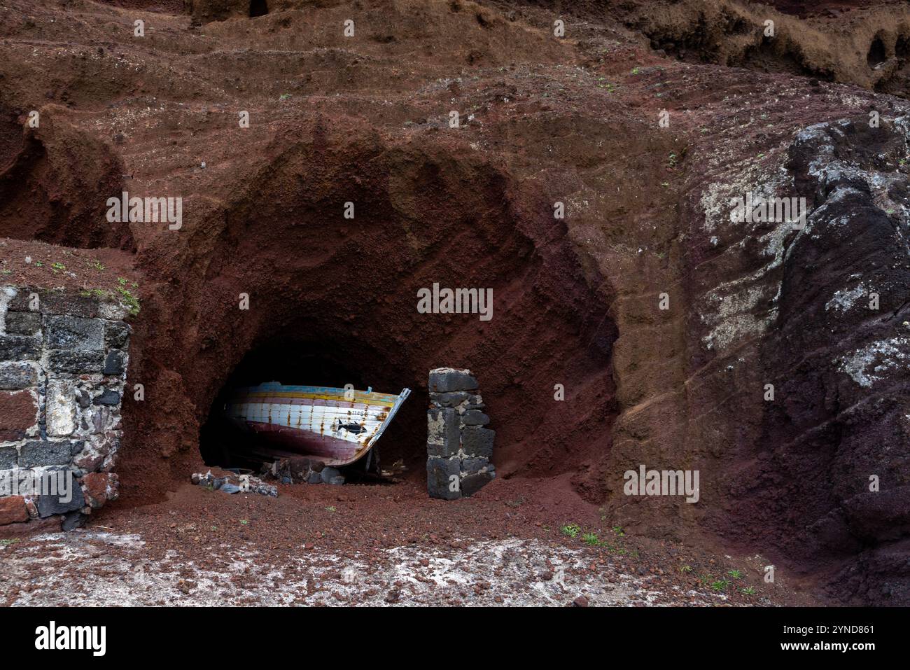 Il porto peschereccio di Porto Afonso si trova in una piccola baia sull'isola di Graciosa, nelle Azzorre, protetta da un vulcano vulcanico alto circa 100 metri Foto Stock