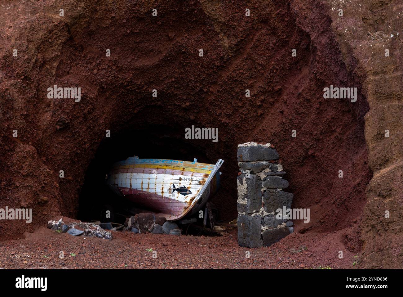 Il porto peschereccio di Porto Afonso si trova in una piccola baia sull'isola di Graciosa, nelle Azzorre, protetta da un vulcano vulcanico alto circa 100 metri Foto Stock